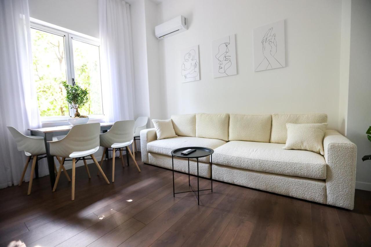 "Middlenest" Central Apartment Tirana Esterno foto